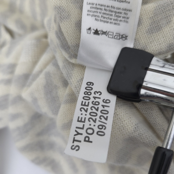 Vineyard Vines Superfine Merino Wool Animal Print V-Neck Sweater, size XS - Picture 13 of 13